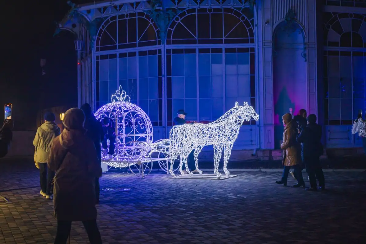 🎄А вы уже видели, как принарядился к грядущим новогодним праздникам курортный Железноводск?  
📷Артём Юхно  
#Железноводск
#НовыйГод2026 #АрендаКвартир #ОтдыхВКавминводах | Сетка — социальная сеть от hh.ru