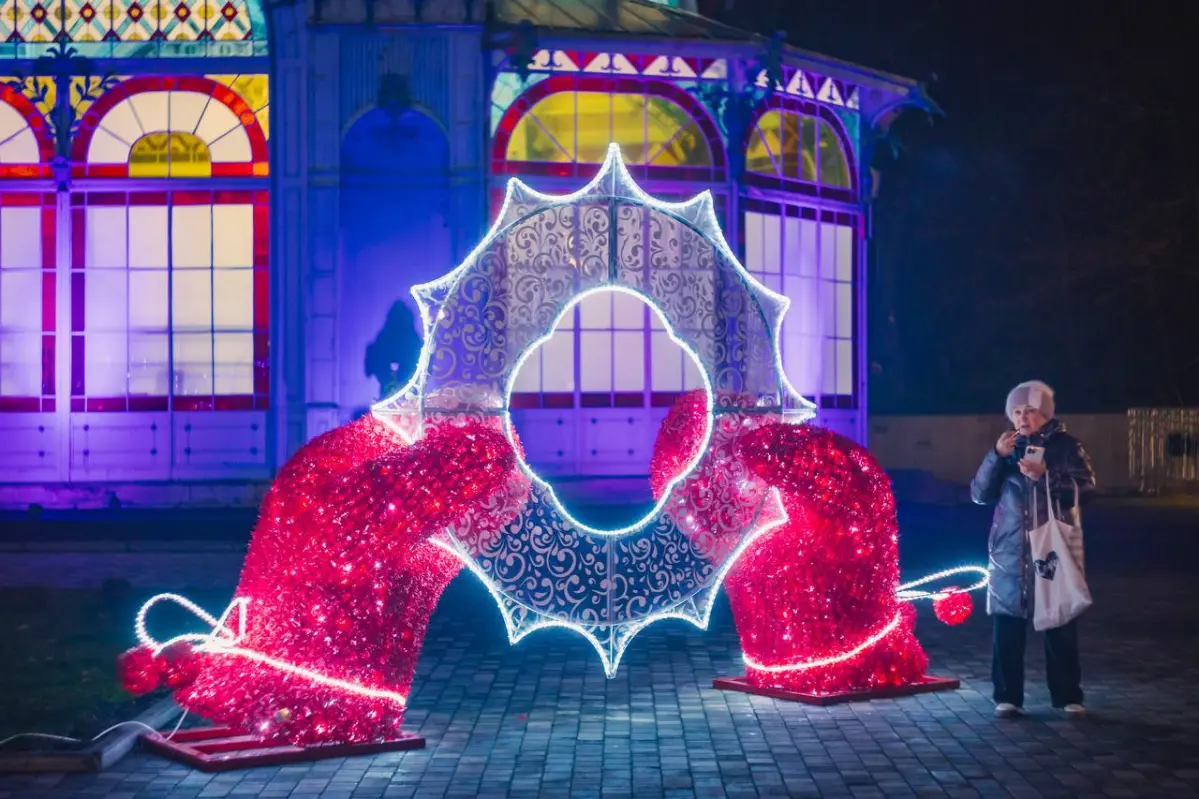 🎄А вы уже видели, как принарядился к грядущим новогодним праздникам курортный Железноводск?  
📷Артём Юхно  
#Железноводск
#НовыйГод2026 #АрендаКвартир #ОтдыхВКавминводах | Сетка — социальная сеть от hh.ru