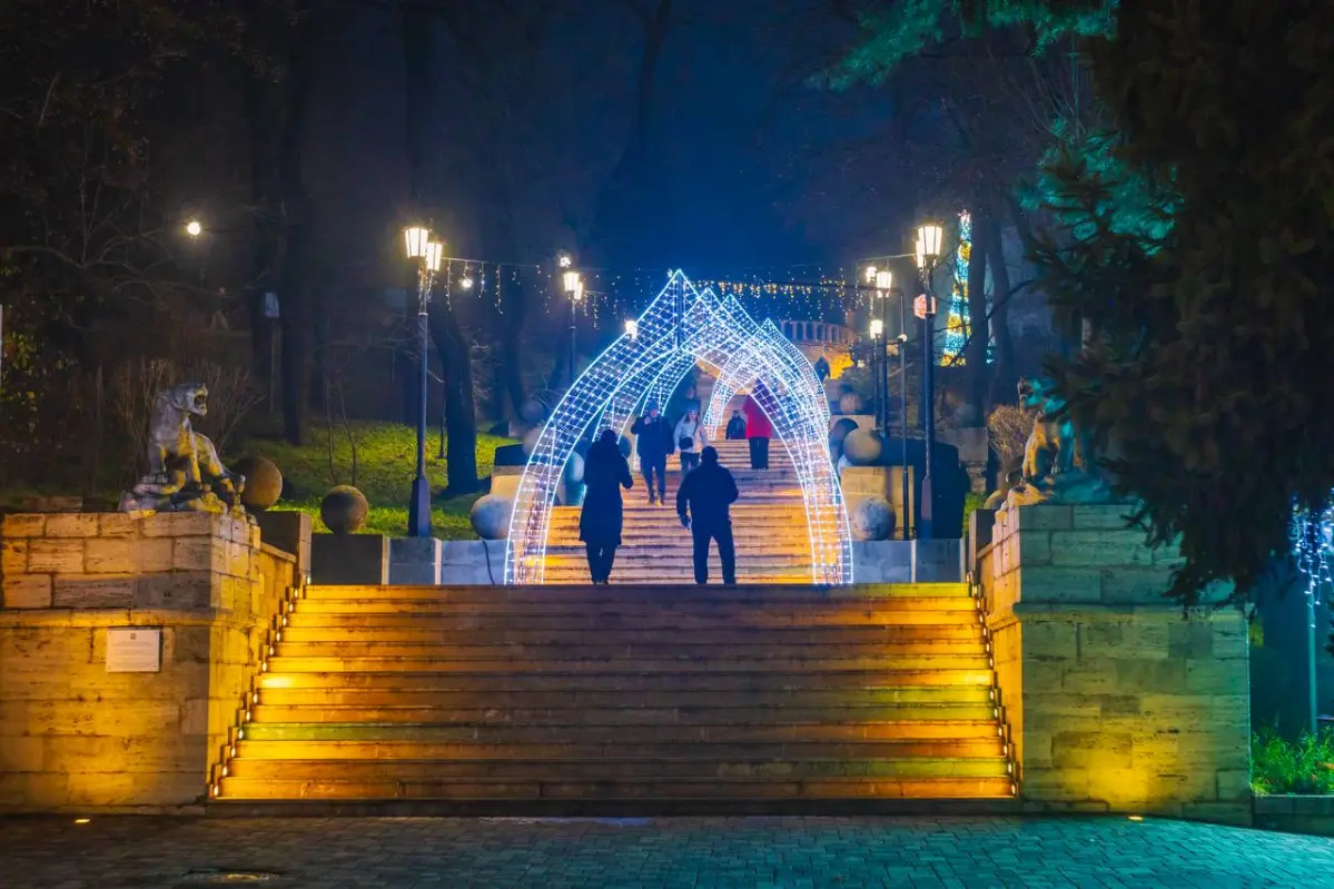 🎄А вы уже видели, как принарядился к грядущим новогодним праздникам курортный Железноводск?  
📷Артём Юхно  
#Железноводск
#НовыйГод2026 #АрендаКвартир #ОтдыхВКавминводах | Сетка — социальная сеть от hh.ru