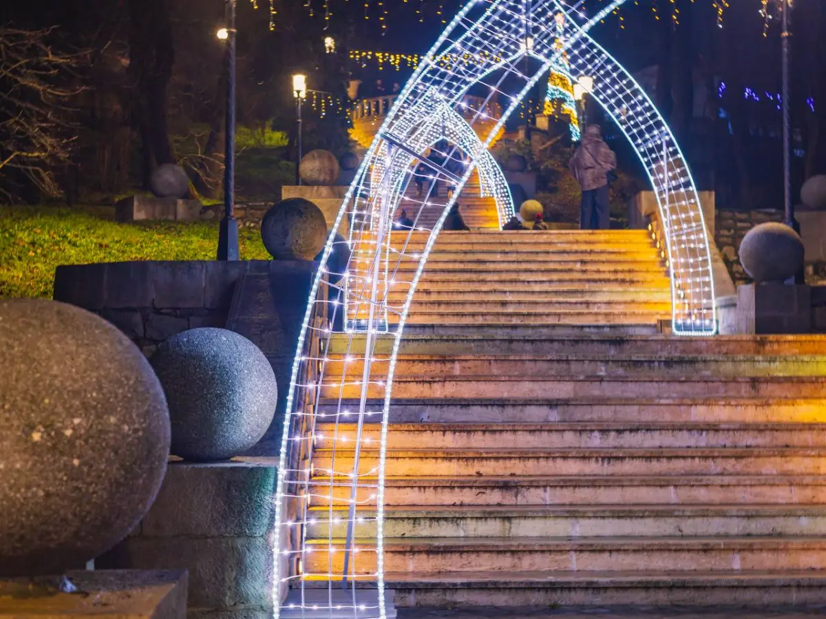 🎄А вы уже видели, как принарядился к грядущим новогодним праздникам курортный Железноводск?  
📷Артём Юхно  
#Железноводск
#НовыйГод2026 #АрендаКвартир #ОтдыхВКавминводах | Сетка — социальная сеть от hh.ru