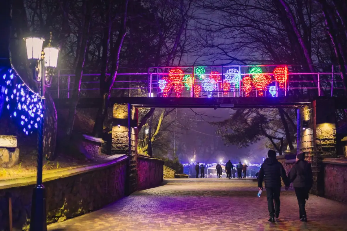 🎄А вы уже видели, как принарядился к грядущим новогодним праздникам курортный Железноводск?  
📷Артём Юхно  
#Железноводск
#НовыйГод2026 #АрендаКвартир #ОтдыхВКавминводах | Сетка — социальная сеть от hh.ru