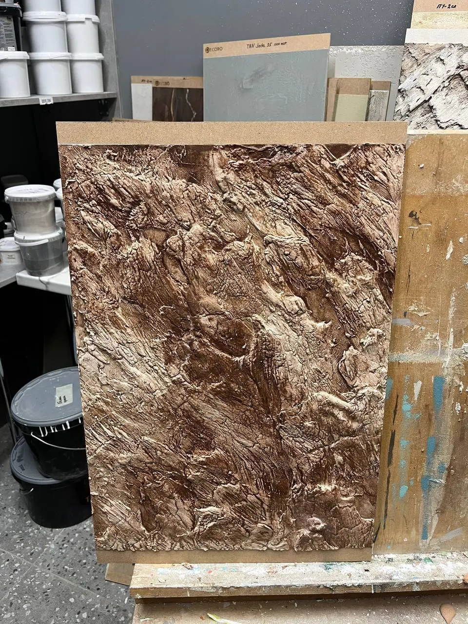 🎨 Готовим акцентные стены — показываем свежие образцы покрытий!
Сегодня в мастерской создали целую серию фактурных выкрасов, и каждый из них — со своим характером и настроением ✨
📌 На фото видно, наск... | Сетка — социальная сеть от hh.ru