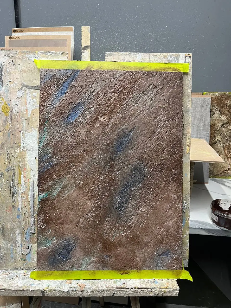 🎨 Готовим акцентные стены — показываем свежие образцы покрытий!
Сегодня в мастерской создали целую серию фактурных выкрасов, и каждый из них — со своим характером и настроением ✨
📌 На фото видно, наск... | Сетка — социальная сеть от hh.ru