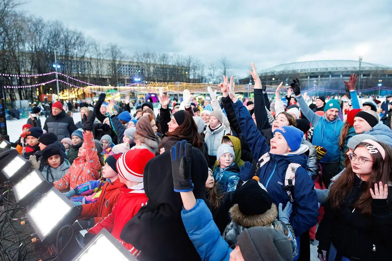 ⛸️ На катке в «Лужниках» пройдет ретродискотека
21 декабря
Вы сможете прокатиться под лучшие хиты 80, 90 и 2000‑х, поучаствовать в викторинах и сделать снимки в праздничных фотозонах | Сетка — социальная сеть от hh.ru