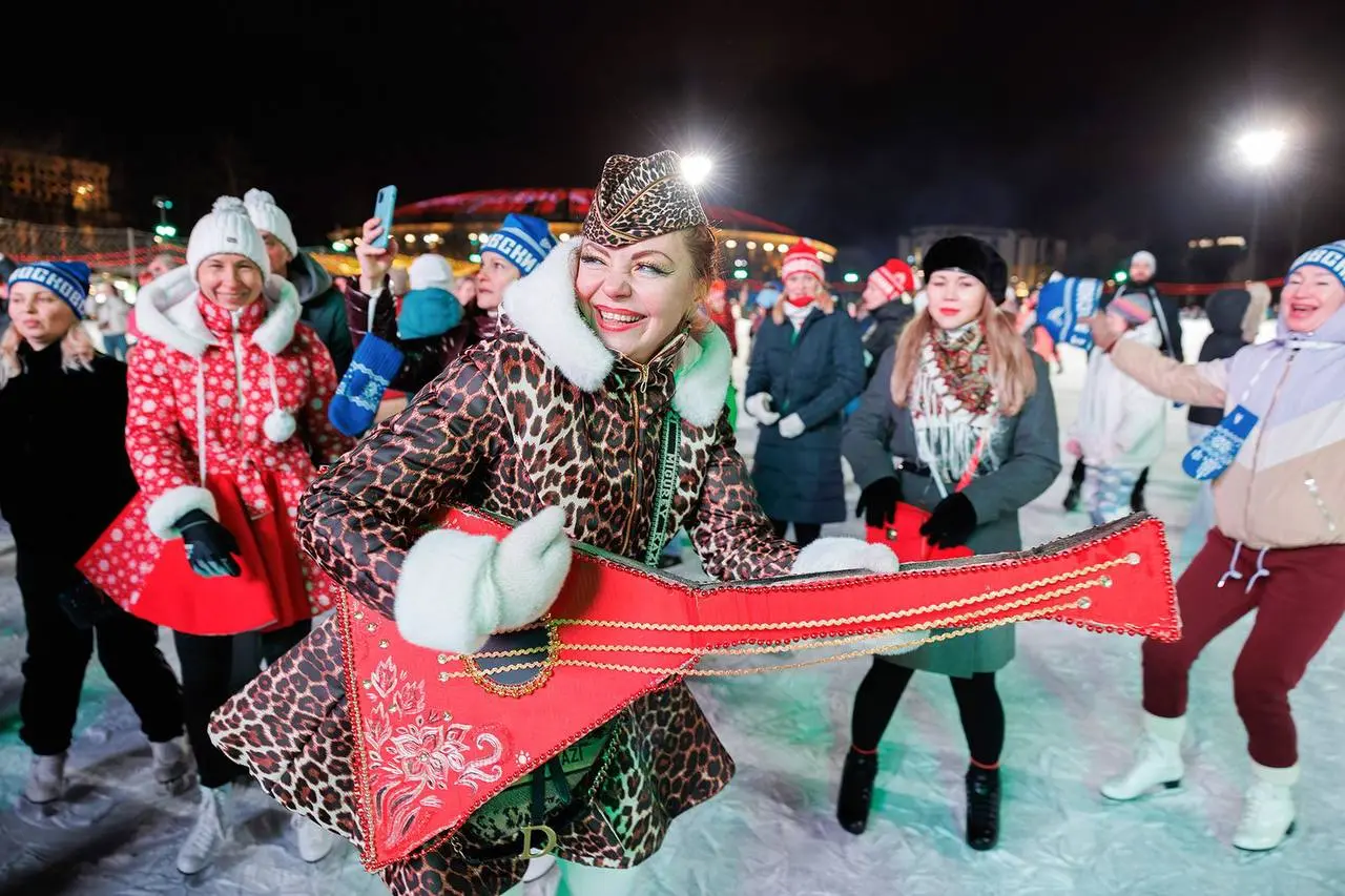 ⛸️ На катке в «Лужниках» пройдет ретродискотека
21 декабря
Вы сможете прокатиться под лучшие хиты 80, 90 и 2000‑х, поучаствовать в викторинах и сделать снимки в праздничных фотозонах | Сетка — социальная сеть от hh.ru