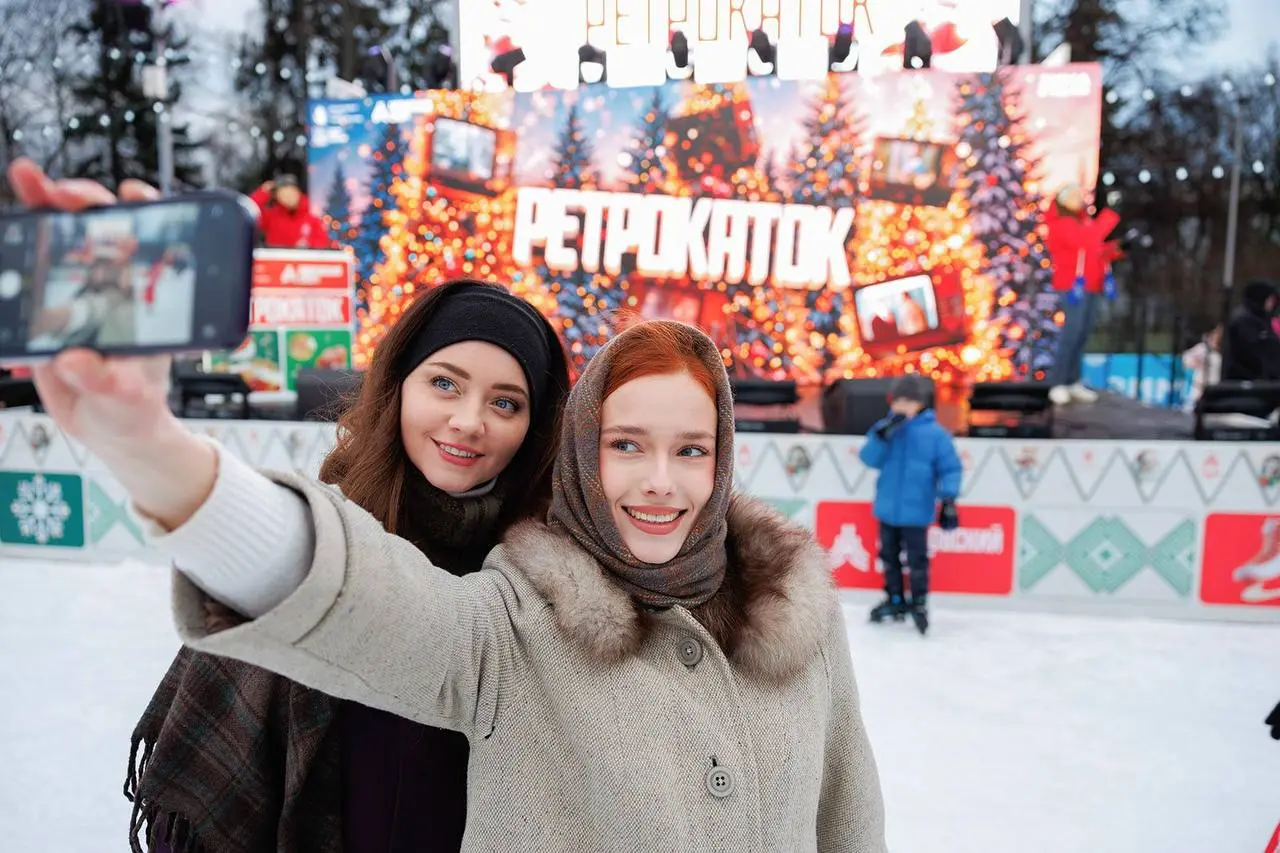 ⛸️ На катке в «Лужниках» пройдет ретродискотека
21 декабря
Вы сможете прокатиться под лучшие хиты 80, 90 и 2000‑х, поучаствовать в викторинах и сделать снимки в праздничных фотозонах | Сетка — социальная сеть от hh.ru