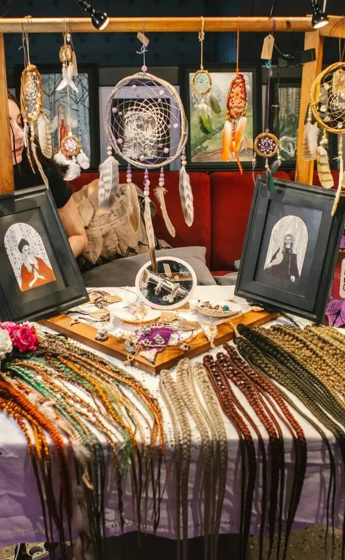 Новогодний карнавал
26-28 декабря 12:00-21:00
Коллекции более 100 брендов ретро‑эстетики: украшения с историей, винтажные шляпки, платья, косметика, а также мастер-классы, фудкорт и фотозоны
Подробнее... | Сетка — социальная сеть от hh.ru