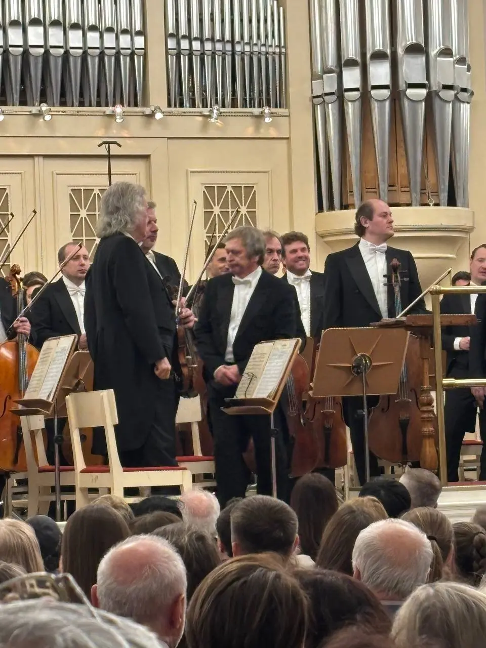 Античная трагедия данных 2.0 Продолжение
Начало: https://t.me/elena\zhelnovskaya/94
Ловушка в том, что система не выглядит злой. Она выглядит естественной.
Как воздух в офисе. Как интерфейс приложения | Сетка — социальная сеть от hh.ru