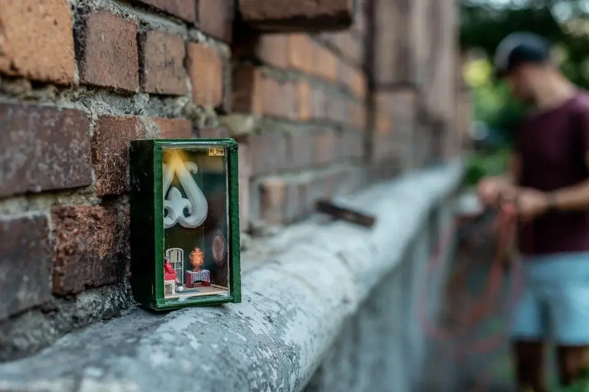 Во Владимире работает совершенно замечательный проект Riline, который, если все очень сильно упрощать, встраивает миниатюрные арт-секретики в окружающую среду | Сетка — социальная сеть от hh.ru