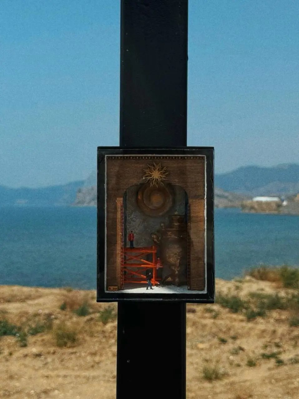 Во Владимире работает совершенно замечательный проект Riline, который, если все очень сильно упрощать, встраивает миниатюрные арт-секретики в окружающую среду | Сетка — социальная сеть от hh.ru