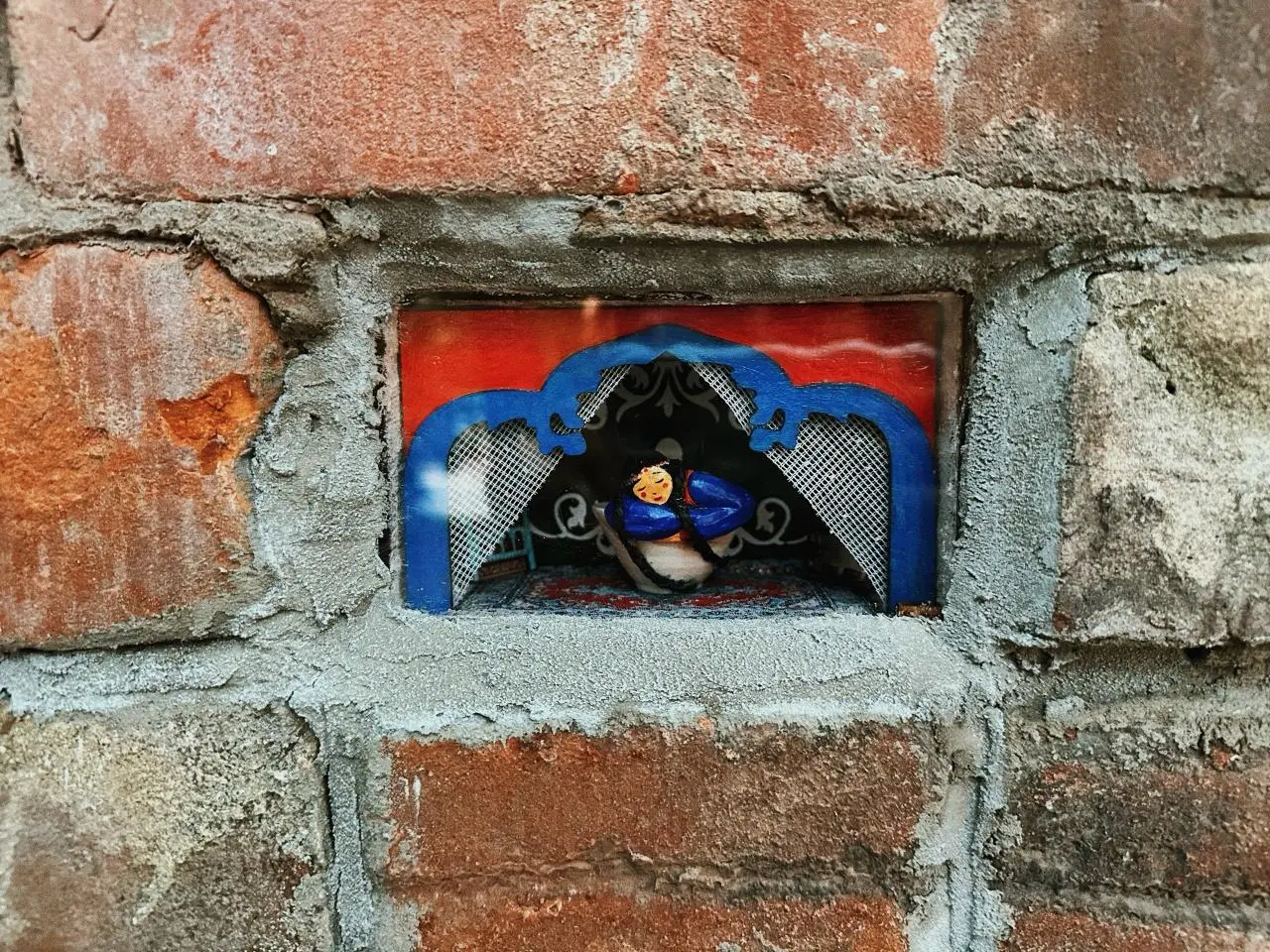 Во Владимире работает совершенно замечательный проект Riline, который, если все очень сильно упрощать, встраивает миниатюрные арт-секретики в окружающую среду | Сетка — социальная сеть от hh.ru