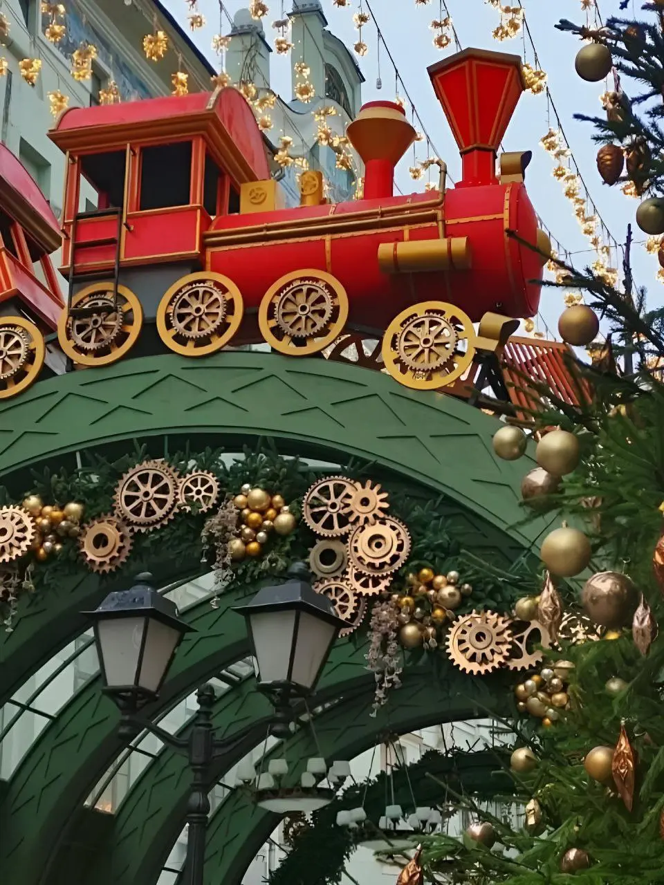 ✨Новогоднее настроение на Кузнецком мосту
До 28 февраля
Здесь появилось нестандартное праздничное оформление: механические игрушки и вращающиеся шестеренки среди хвойных декораций
📍ул | Сетка — социальная сеть от hh.ru