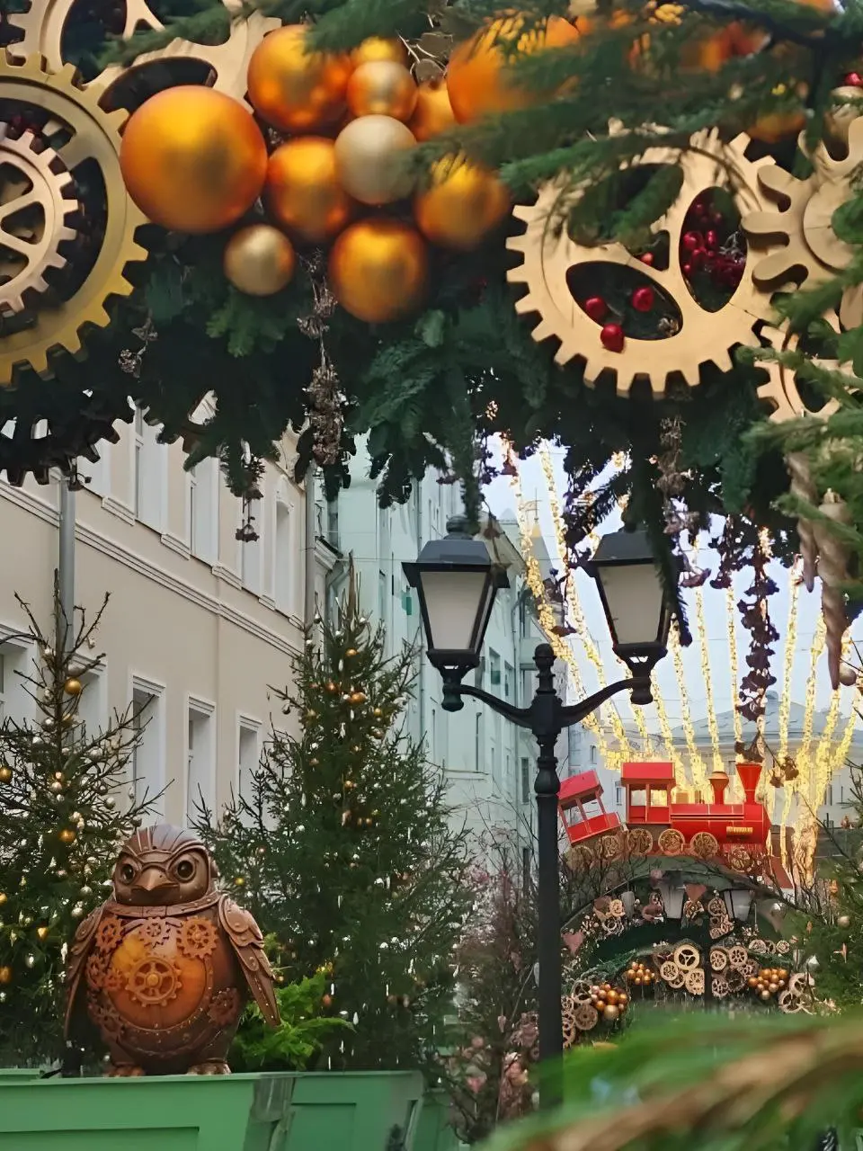 ✨Новогоднее настроение на Кузнецком мосту
До 28 февраля
Здесь появилось нестандартное праздничное оформление: механические игрушки и вращающиеся шестеренки среди хвойных декораций
📍ул | Сетка — социальная сеть от hh.ru