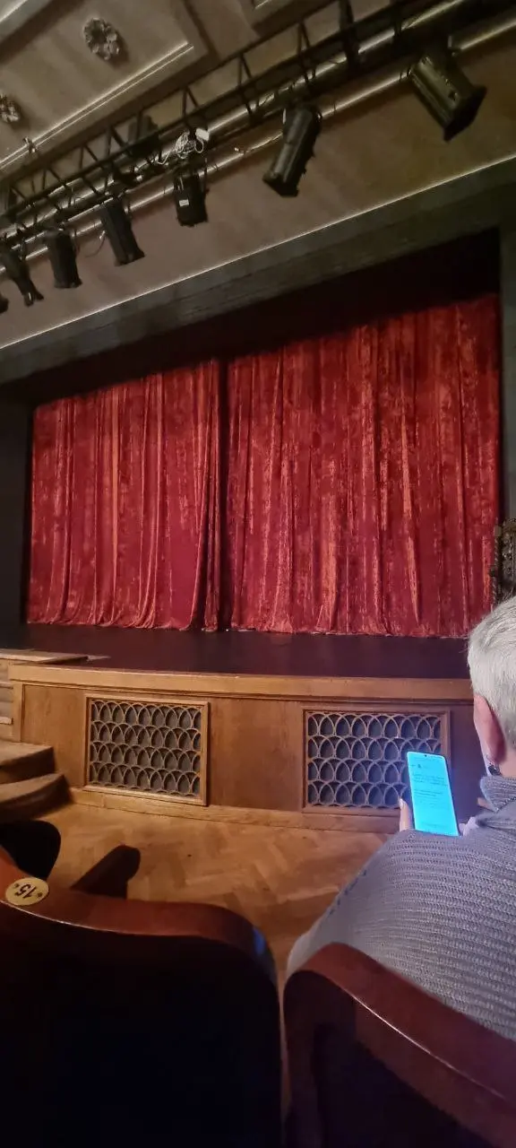 Вчера были в Театре Щукинского института, на премьере иронического детектива по Агате Кристи "Сеть паука"🕸️ | Сетка — социальная сеть от hh.ru