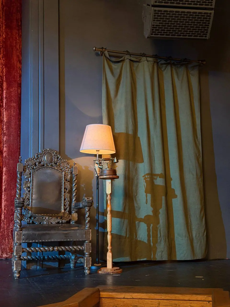 Вчера были в Театре Щукинского института, на премьере иронического детектива по Агате Кристи "Сеть паука"🕸️ | Сетка — социальная сеть от hh.ru