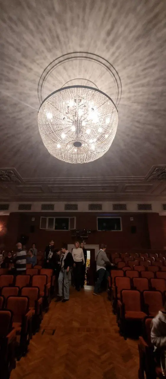Вчера были в Театре Щукинского института, на премьере иронического детектива по Агате Кристи "Сеть паука"🕸️ | Сетка — социальная сеть от hh.ru