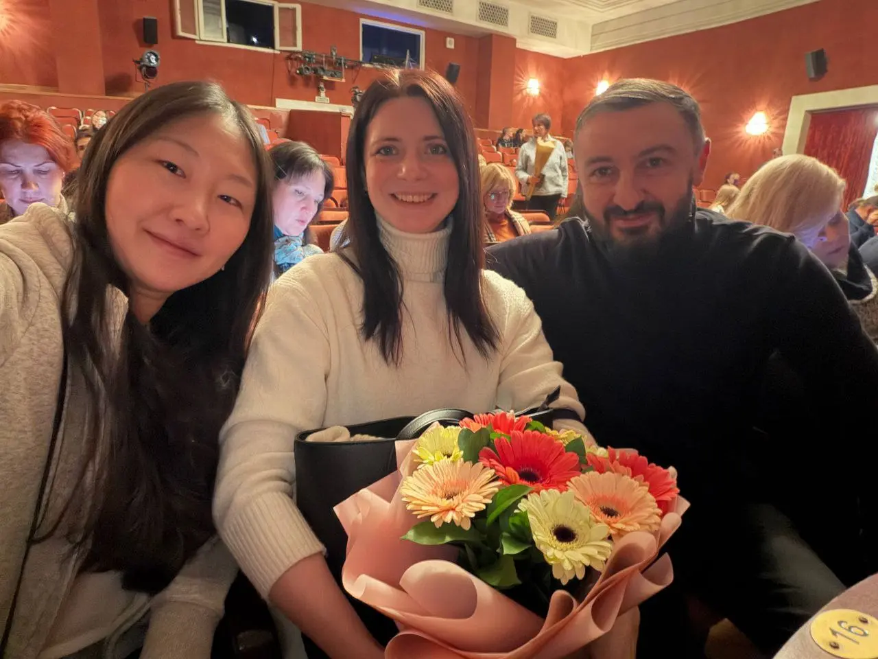 Вчера были в Театре Щукинского института, на премьере иронического детектива по Агате Кристи "Сеть паука"🕸️ | Сетка — социальная сеть от hh.ru