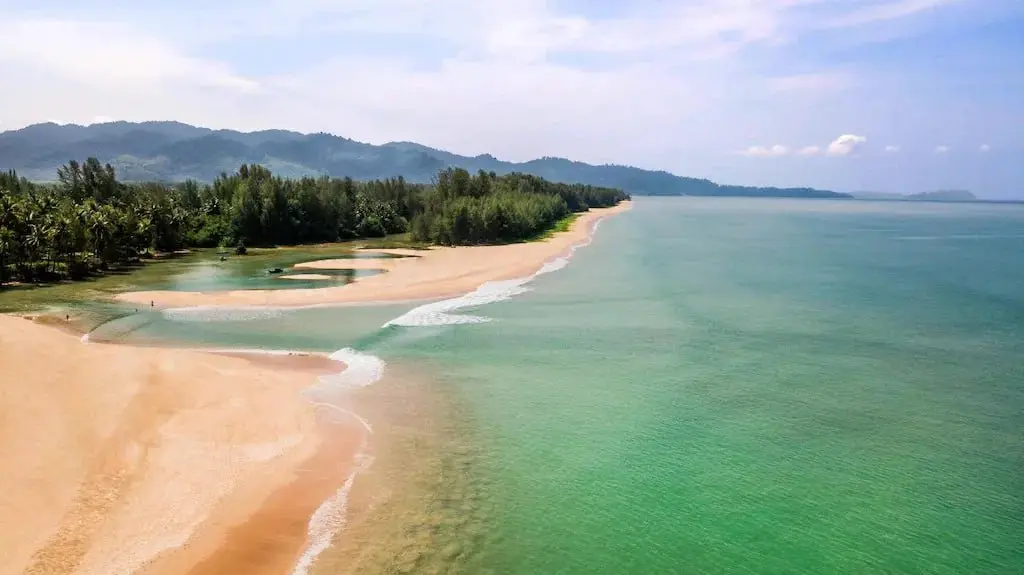 🏝 Таиланд, Као Лак — Devasom Khao Lak Beach Resort & Villas
На берегу Андаманского моря расположился отель, где классика сочетается с современным комфортом и утонченными деталями тайской культуры | Сетка — социальная сеть от hh.ru