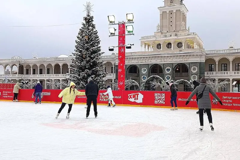 ⛸Бесплатный каток на Северном речном вокзале 
До 11 января, вт-вс
Впервые льдом покрыли большую часть парковой зоны. Общая площадь – более 9000 м²  | Сетка — социальная сеть от hh.ru