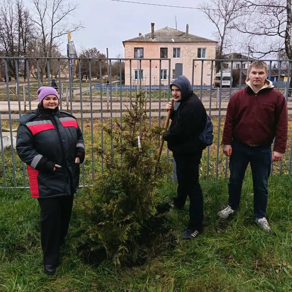 🌳 Сажай деревья — создавай будущее
Сегодня наш завод пополнился не только машинами, но и добрыми делами! Команда волонтеров HAVAL побывала в Дубовской школе для обучающихся с ограниченными возможностя... | Сетка — социальная сеть от hh.ru