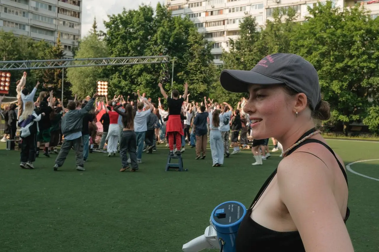 Всем привет!
Хочу вам рассказать про очень важную творческую работу этого года.
Весной моя Алиса пригласила помочь создать клип для артистов Biicla и Dj Stonik. Режиссер клипа Анна Немчицкая | Сетка — социальная сеть от hh.ru