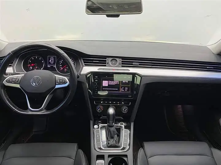 Продолжаем немецкие движения.
Левый руль, солидно смотрится:
. Volkswagen Magotan
2021-2022 год выпуска
Пробег до 50 тыс км
Двигатель 1.4л турбо, 150 л.с | Сетка — социальная сеть от hh.ru