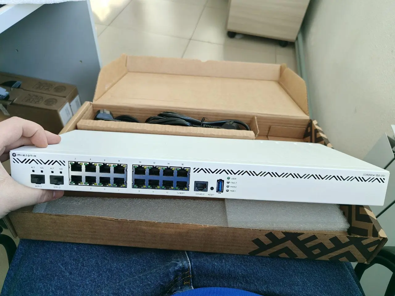 Ситуация, знакомая многим.
Приходишь в серверную, а MikroTik - в глухой обороне. Ни Winbox, ни SSH. Бывшие админы "не помнят" пароль, а в конфигах - правила, режущие доступ по IP | Сетка — социальная сеть от hh.ru