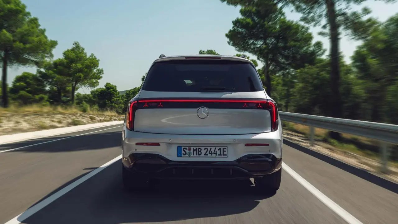 Если честно, я думал, что Mercedes тихо свернёт производство GLB. Ан-нет — не только жив, но и представили новое поколение | Сетка — социальная сеть от hh.ru
