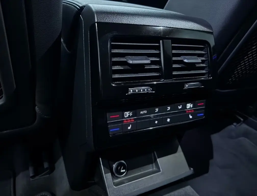 🚘Volkswagen Touareg R-Line 4Motion
Когда уже не «хочу попробовать», а «хочу ездить нормально»
2024 Май | 26 963 км |
Дизель 3.0 231 л.с | Сетка — социальная сеть от hh.ru