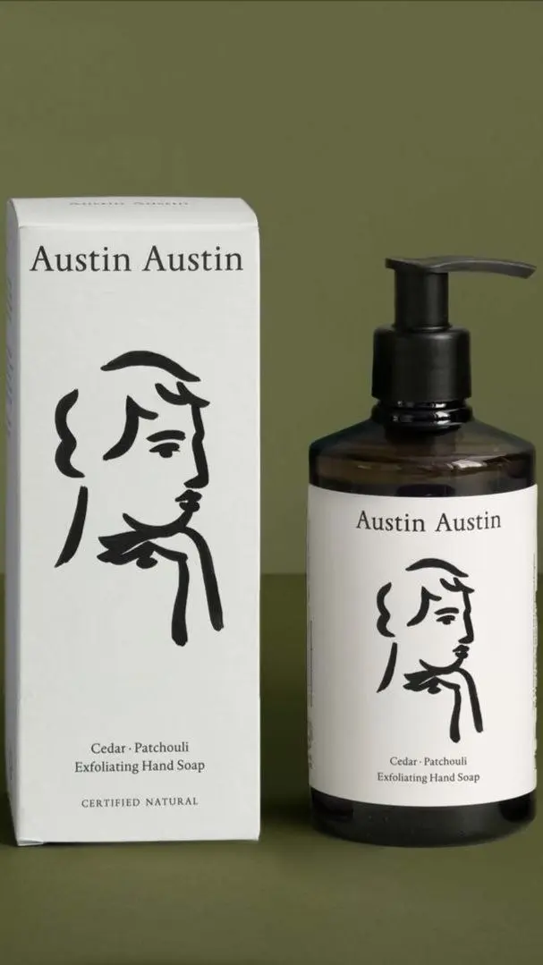 Продукт на стыке с искусством найден у бренда Austin Austin из Великобритании.
Компания-производитель органической косметики основана отцом и дочерью, Бесси и Ричардом, а нейминг – их фамилия Остин | Сетка — социальная сеть от hh.ru