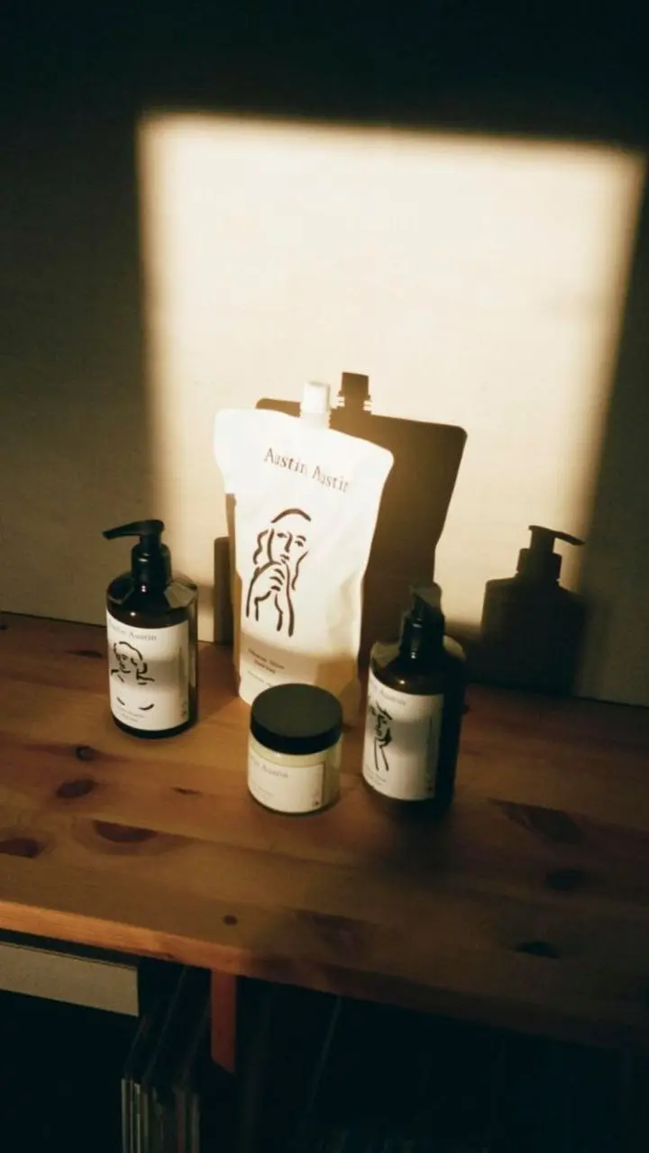 Продукт на стыке с искусством найден у бренда Austin Austin из Великобритании.
Компания-производитель органической косметики основана отцом и дочерью, Бесси и Ричардом, а нейминг – их фамилия Остин | Сетка — социальная сеть от hh.ru