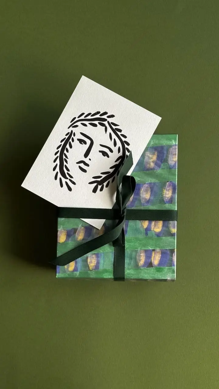 Продукт на стыке с искусством найден у бренда Austin Austin из Великобритании.
Компания-производитель органической косметики основана отцом и дочерью, Бесси и Ричардом, а нейминг – их фамилия Остин | Сетка — социальная сеть от hh.ru