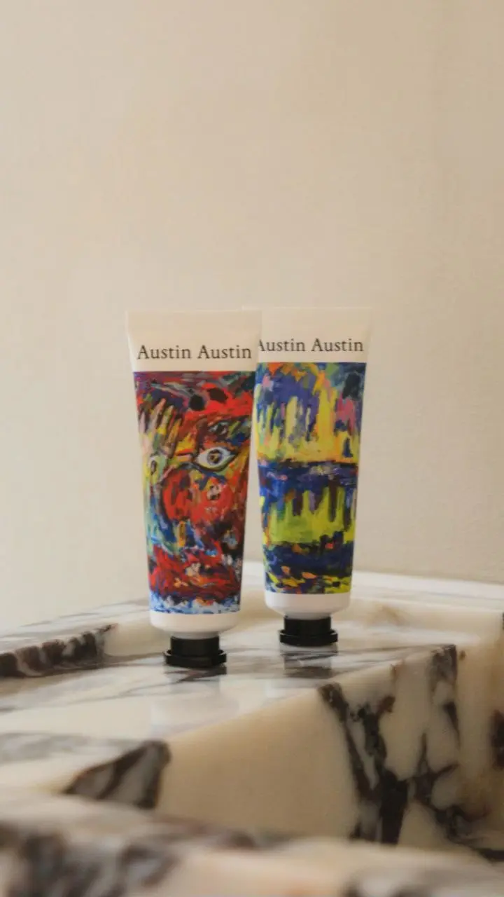 Продукт на стыке с искусством найден у бренда Austin Austin из Великобритании.
Компания-производитель органической косметики основана отцом и дочерью, Бесси и Ричардом, а нейминг – их фамилия Остин | Сетка — социальная сеть от hh.ru