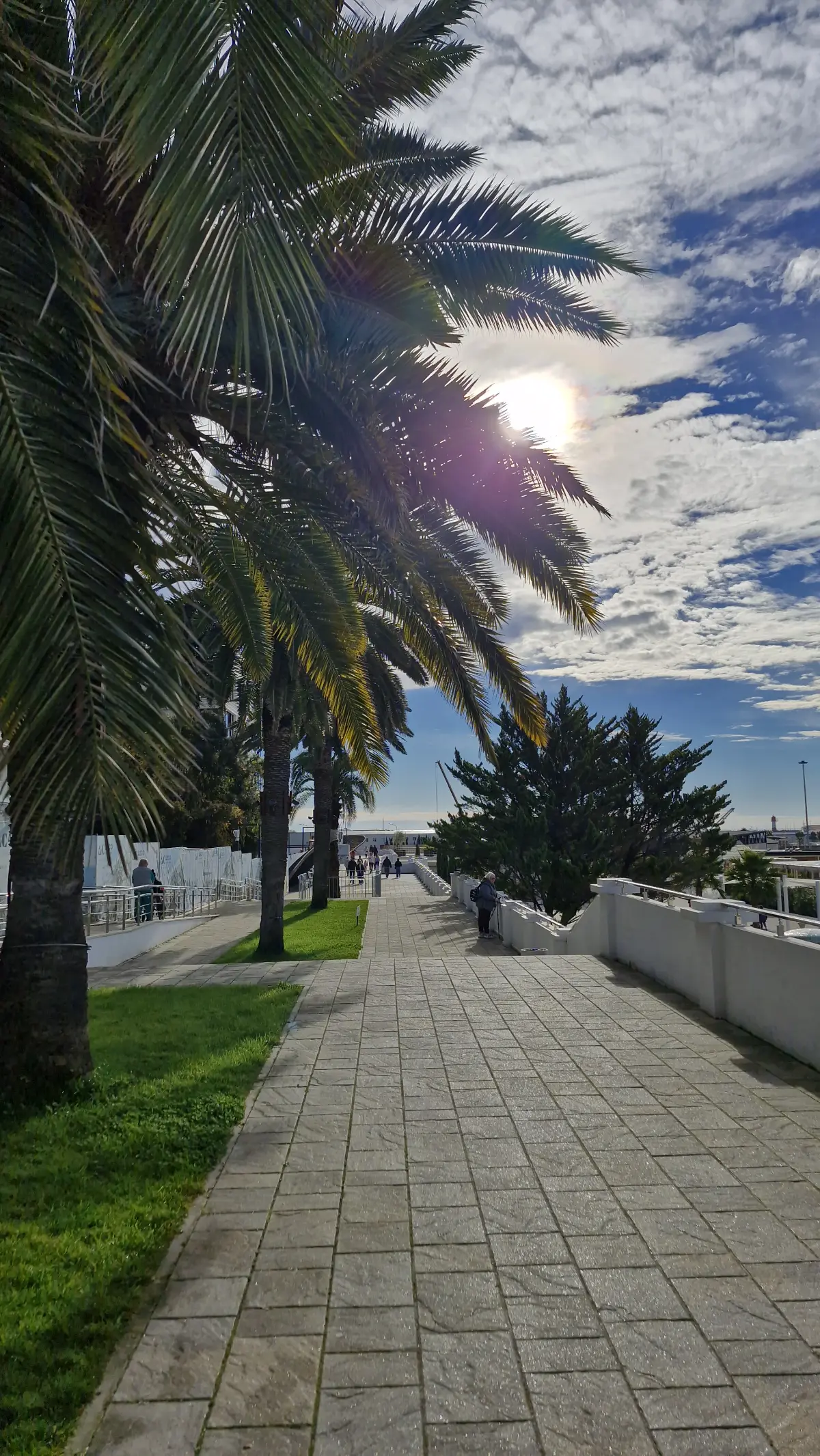 Человек- несовершенен  
Когда вы начнёте добиваться видимых результатов, вокруг будет вакуум и тишина) Вы увидите, как усиленно люди, даже близкие и друзья, будут не замечать вашего успеха | Сетка — социальная сеть от hh.ru