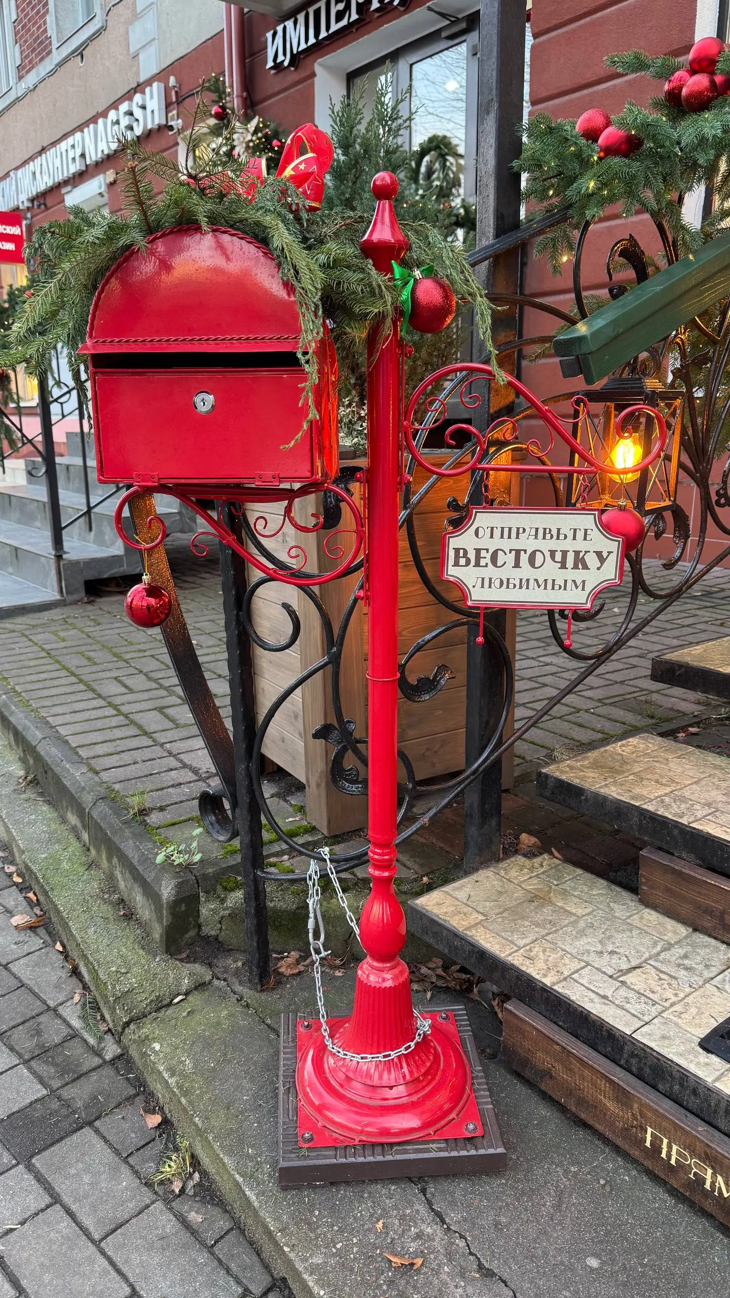 Вот и предновогодний Калининград 🎄
Без сугробов и морозов — совсем другая зима, к которой я пока привыкаю🫣
Но гулять, смотреть по сторонам и просто быть здесь — всё равно очень приятно🫶 | Сетка — социальная сеть от hh.ru