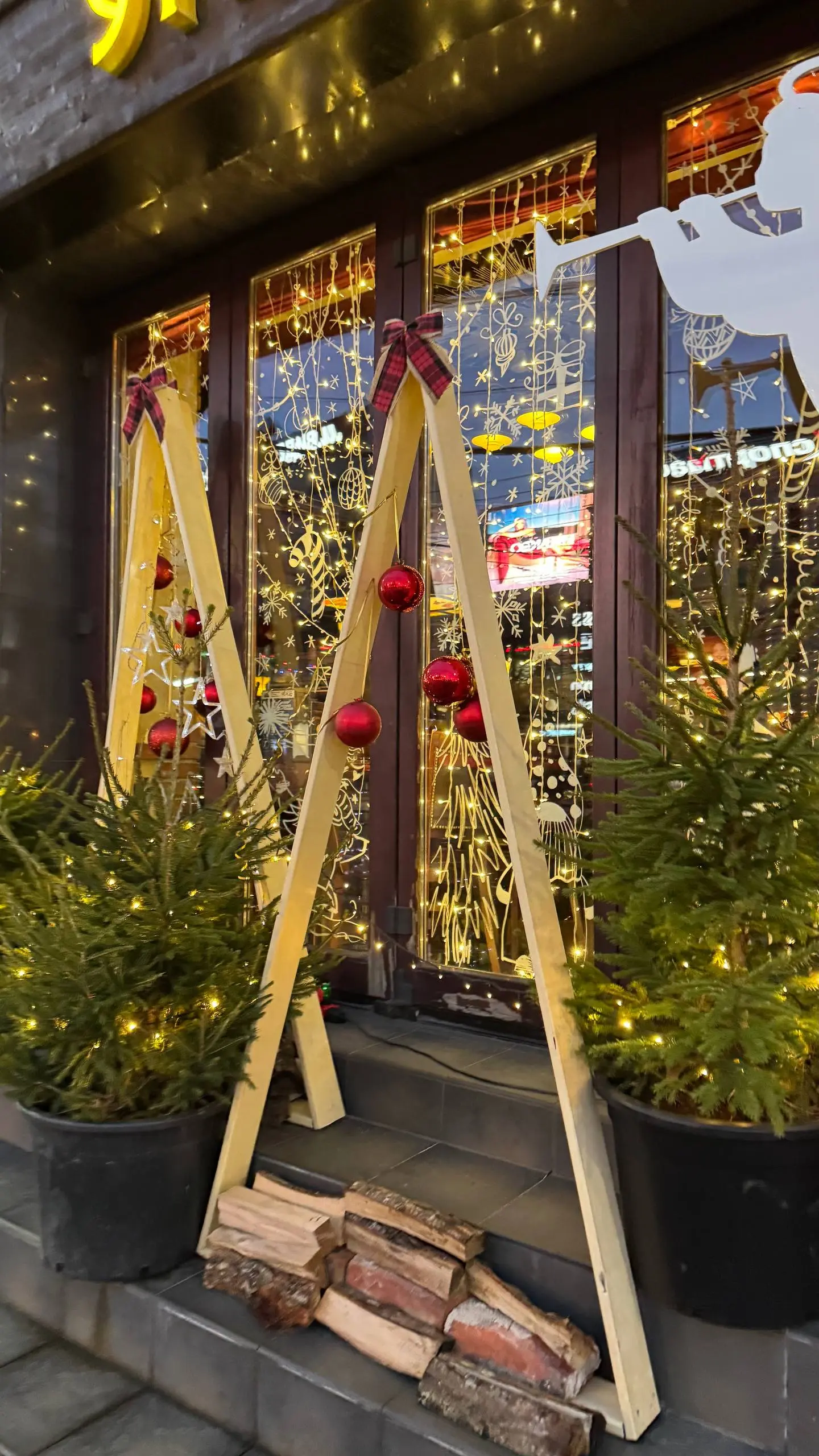Вот и предновогодний Калининград 🎄
Без сугробов и морозов — совсем другая зима, к которой я пока привыкаю🫣
Но гулять, смотреть по сторонам и просто быть здесь — всё равно очень приятно🫶 | Сетка — социальная сеть от hh.ru