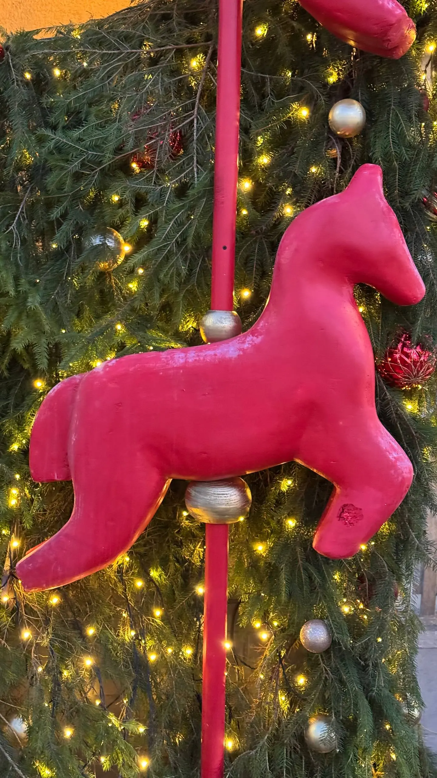 Вот и предновогодний Калининград 🎄
Без сугробов и морозов — совсем другая зима, к которой я пока привыкаю🫣
Но гулять, смотреть по сторонам и просто быть здесь — всё равно очень приятно🫶 | Сетка — социальная сеть от hh.ru