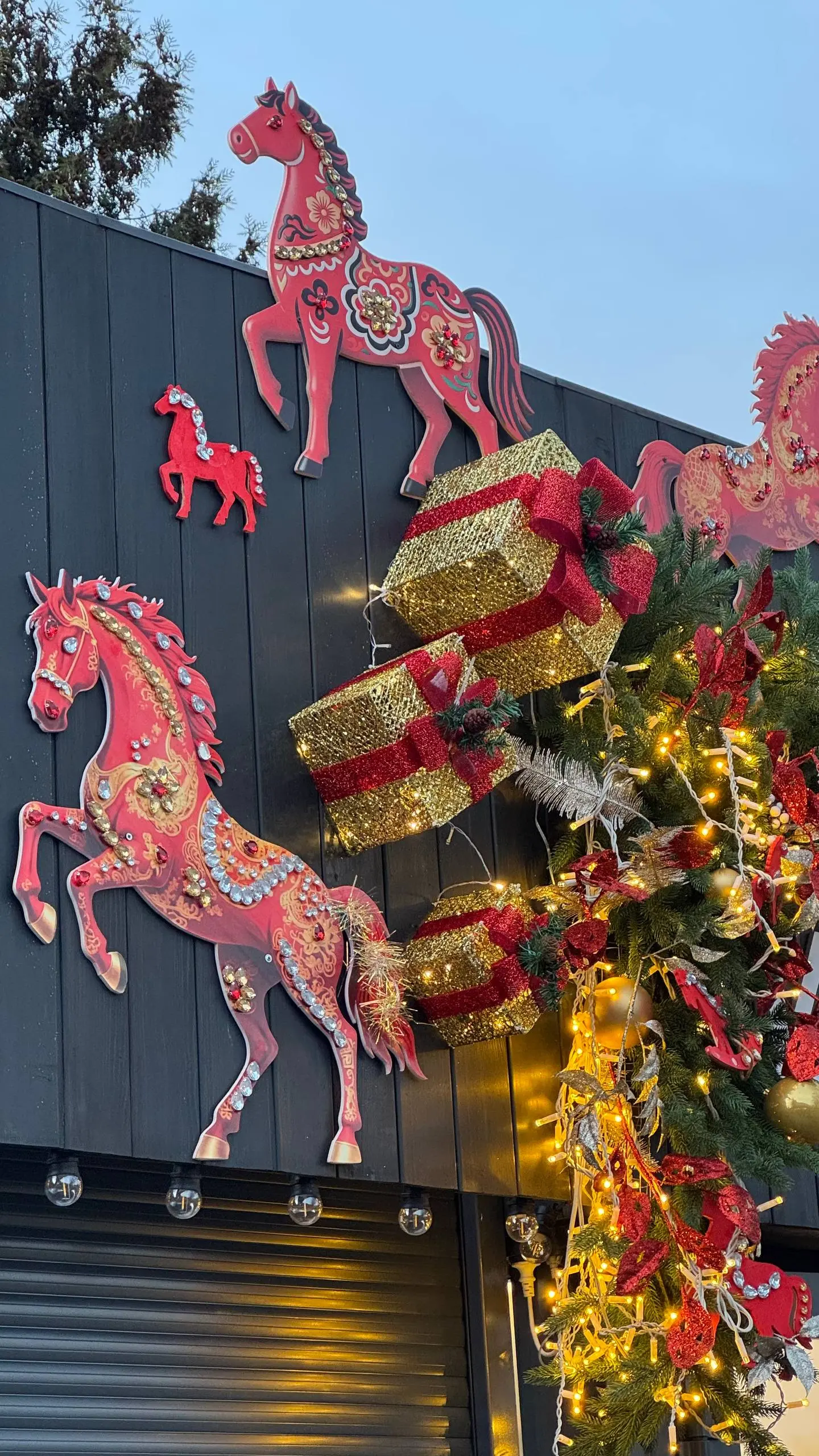 Вот и предновогодний Калининград 🎄
Без сугробов и морозов — совсем другая зима, к которой я пока привыкаю🫣
Но гулять, смотреть по сторонам и просто быть здесь — всё равно очень приятно🫶 | Сетка — социальная сеть от hh.ru