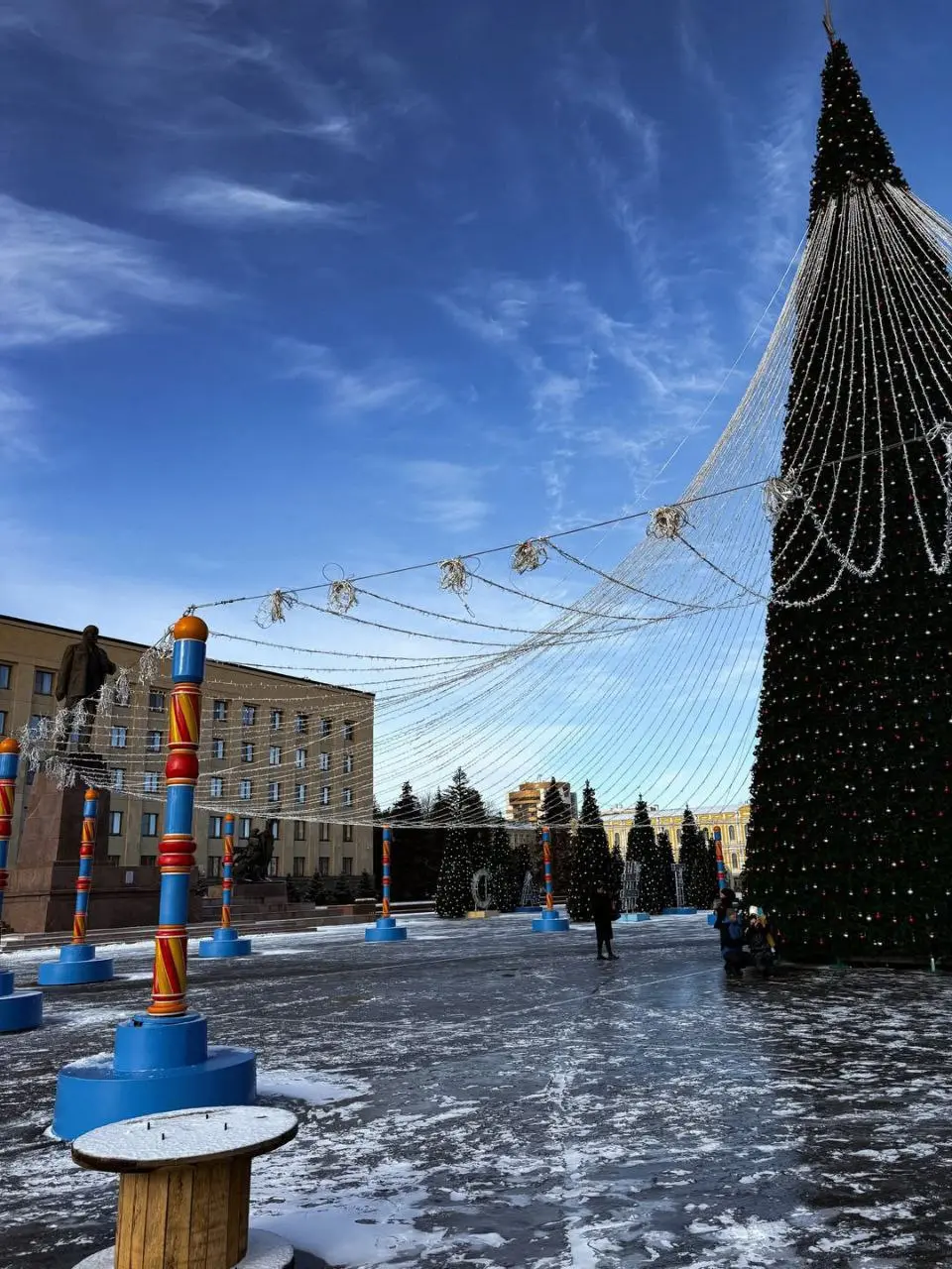 В центре Ставрополя завершают подготовку к Новому году
Улицы и площади города уже украсили тысячами огней. Установлены ёлки и праздничные инсталляции | Сетка — социальная сеть от hh.ru