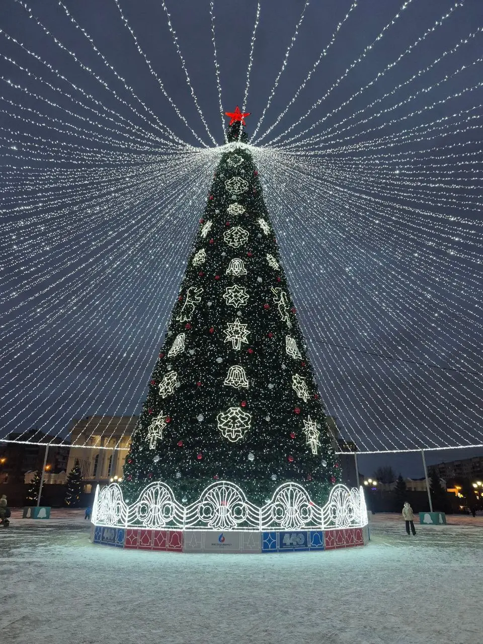 🎄«Росводоканал Тюмень» подарил городу новогоднюю елку
🏮В преддверие новогодних праздников на площади 400-летия Тюмени зажглись огни главной городской елки | Сетка — социальная сеть от hh.ru