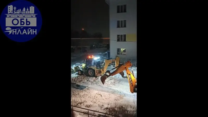 ↗ Время 23:40, а возле домов по ул. Геодезической 7а, 7б и 7в убирают придомовую территорию. Окончанию работы не видно конца и края | Сетка — социальная сеть от hh.ru