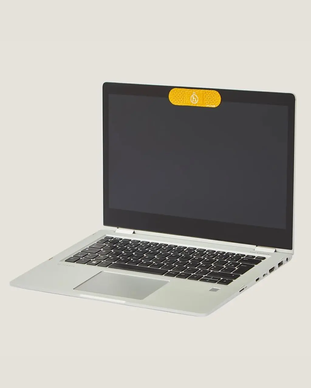 Hermès создал пластырь для богатых за $200 (≈15 800₽). Люксовый бренд предлагает заклеить им камеру ноутбука или скрепить шнур для iPhone | Сетка — социальная сеть от hh.ru