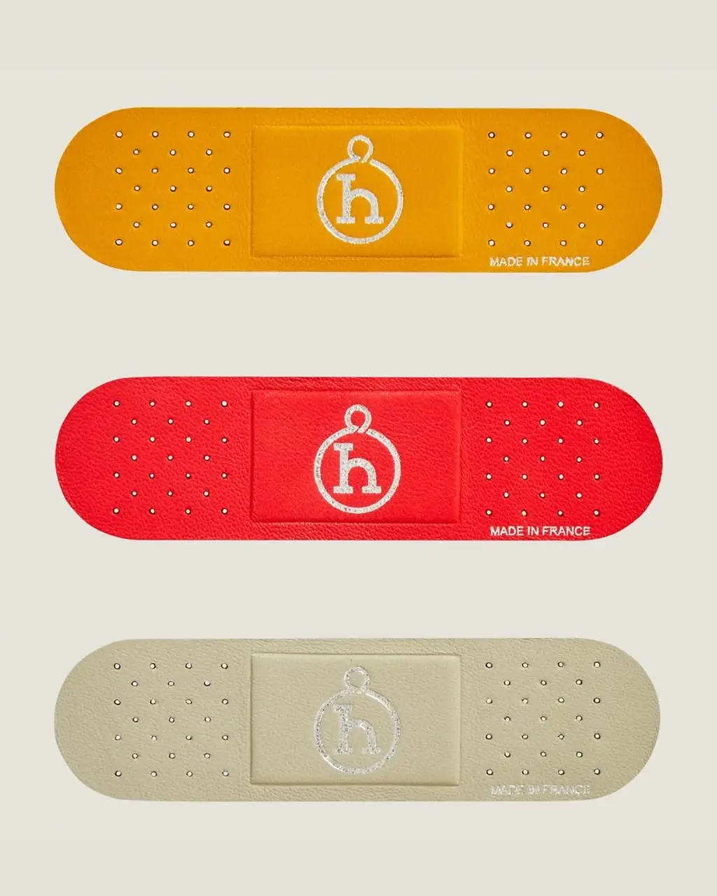 Hermès создал пластырь для богатых за $200 (≈15 800₽). Люксовый бренд предлагает заклеить им камеру ноутбука или скрепить шнур для iPhone | Сетка — социальная сеть от hh.ru