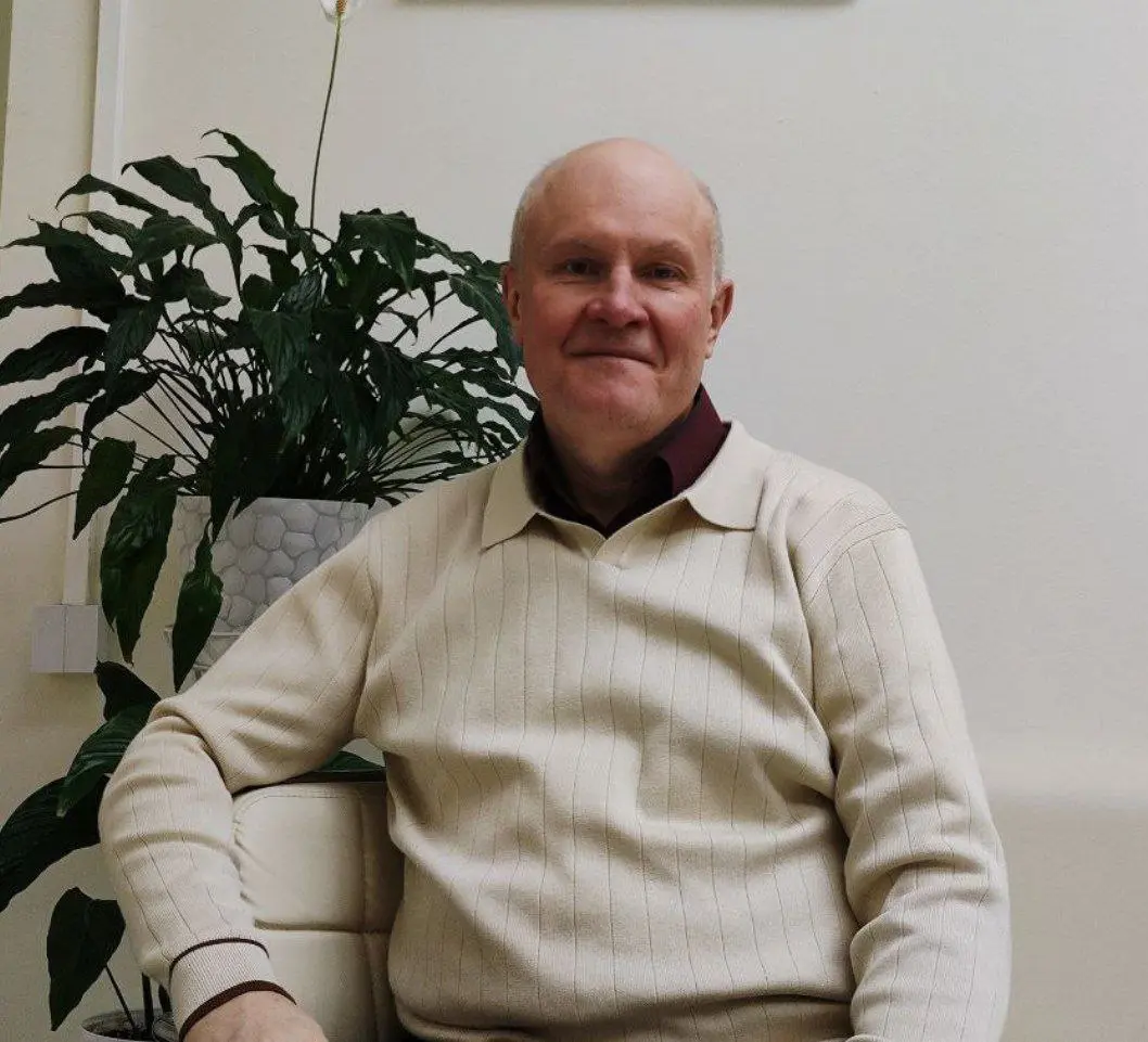 Спасать без запроса - это насилие
Представьте: вы видите ребёнка, который учится ходить. Он падает.
Вы бежите подхватить его — и он больше не пытается встать сам | Сетка — социальная сеть от hh.ru