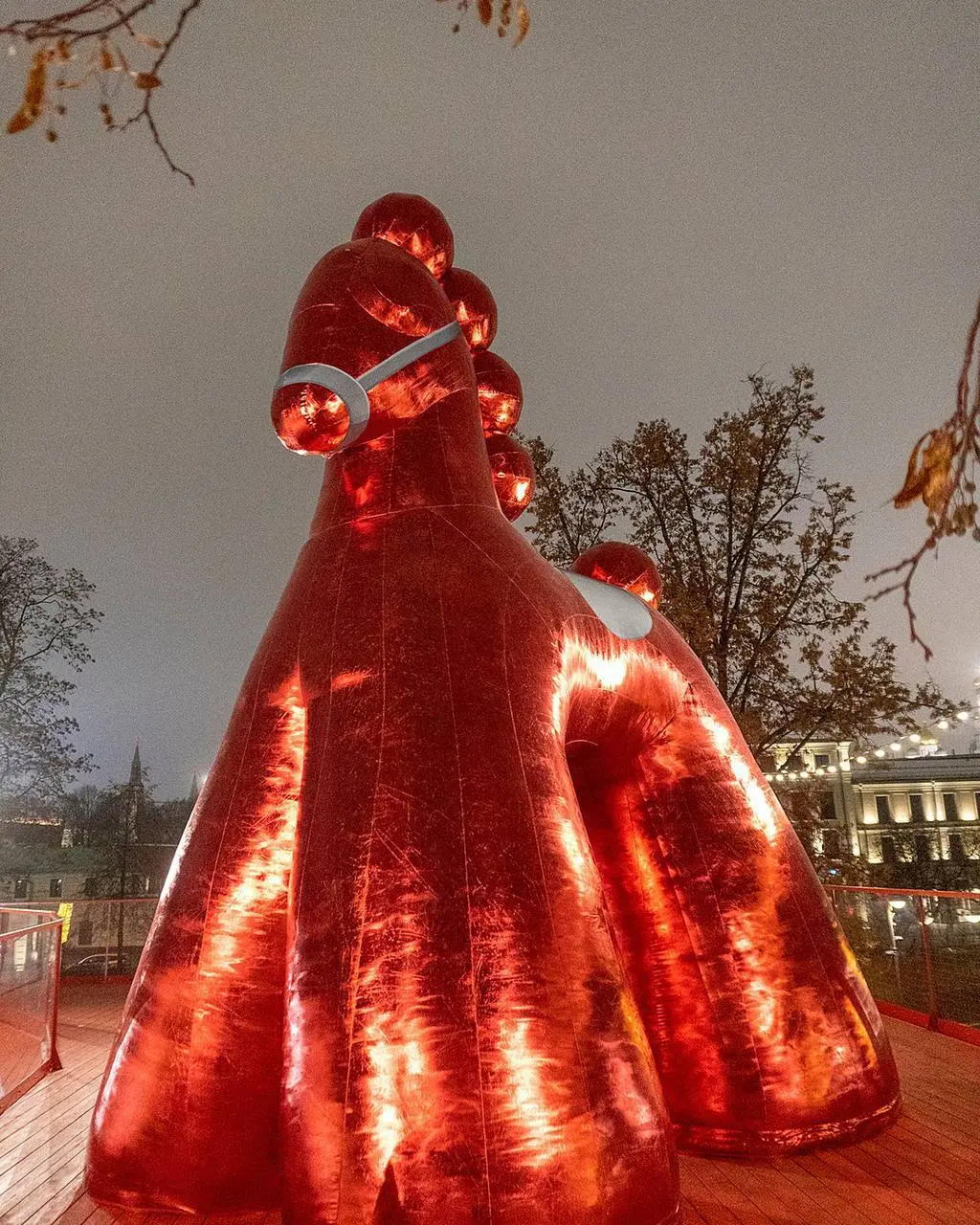 🐴 На Болотной площади установили символ 2026 года
В центре Москвы появился шестиметровый надувной конь, олицетворяющий год Красной Огненной Лошади
Приходите фотографироваться📸
📍Болотная площадь
📲Подпи... | Сетка — социальная сеть от hh.ru