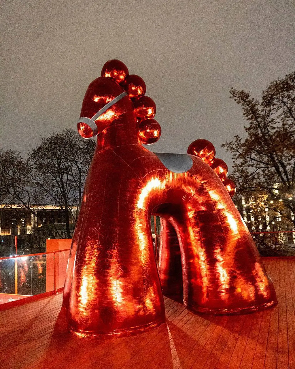 🐴 На Болотной площади установили символ 2026 года
В центре Москвы появился шестиметровый надувной конь, олицетворяющий год Красной Огненной Лошади
Приходите фотографироваться📸
📍Болотная площадь
📲Подпи... | Сетка — социальная сеть от hh.ru