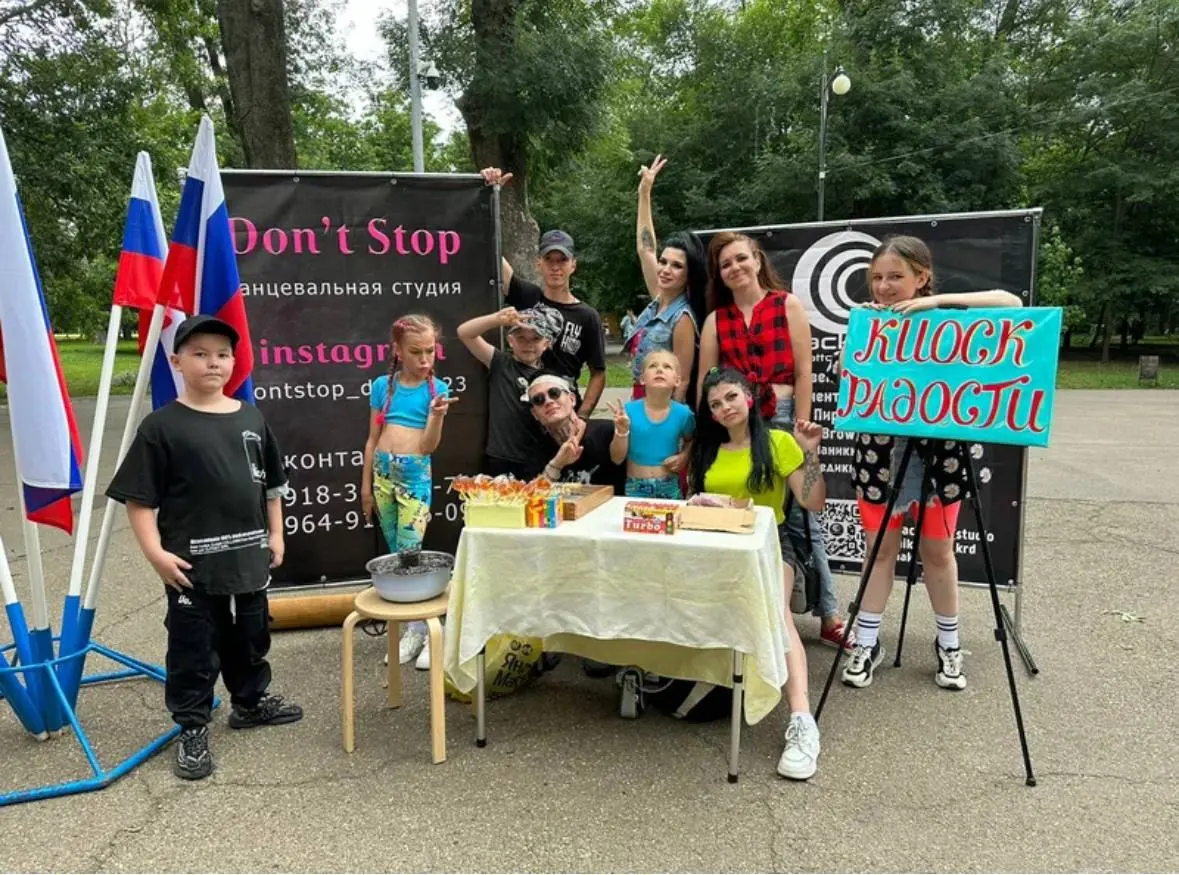 Все случайности в нашей жизни не случайны. 
От танцевальной студии мы не раз выступали на мероприятиях Pro Женщин. И было одно очень уж запоминающееся. После него я слегла с температурой | Сетка — социальная сеть от hh.ru