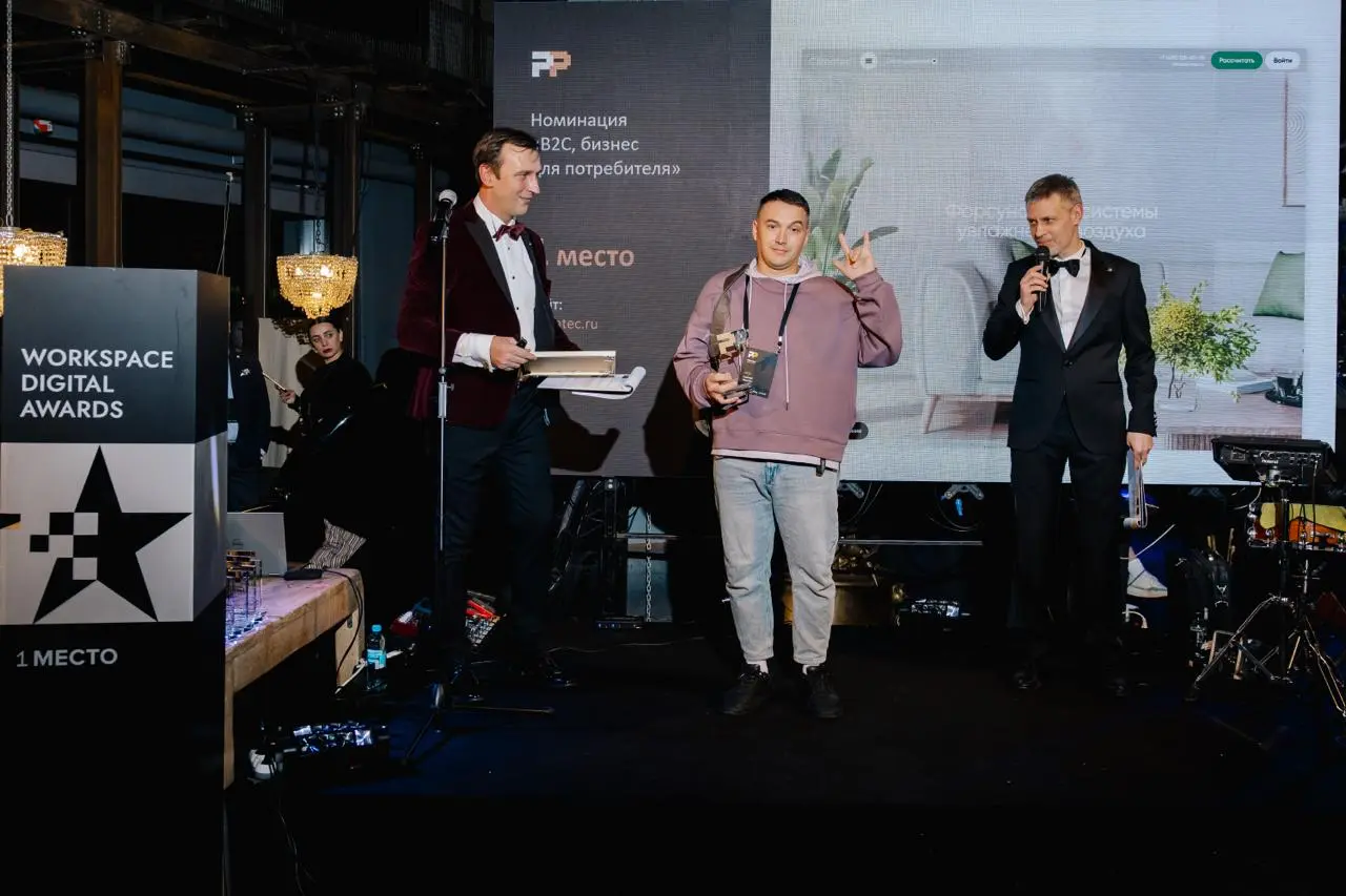 🤟 А вот и наш CEO Коля Николюк на церемонии награждения конкурса «Рейтинг Рунета».
Коля тщательно скрывался от фотокамер, но 1 место за проект Climatec все-таки подарило нам пару кадров | Сетка — социальная сеть от hh.ru