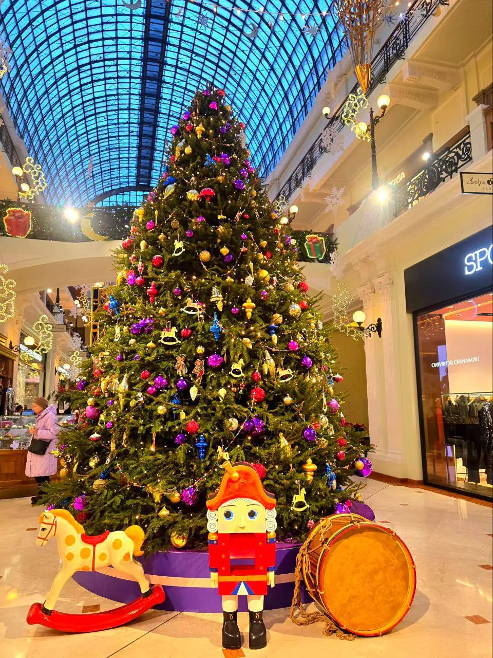 🎄Традиционная ежегодная Новогодняя ярмарка в Петровском Пассаже
Доконца декабря
В рамках ярмарки посетители смогут осмотреть экспозиции с живыми елочками и праздничными украшениями, услышать живую муз... | Сетка — социальная сеть от hh.ru