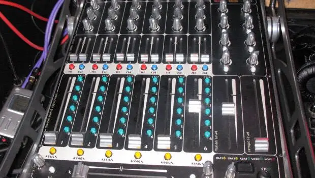 А вы знали, что задолго до появления Ableton Push и даже Akai APC40, не говоря уже о всевозможных диджей контроллерах, кастомный контроллер для аблетона использовал в своих выступлениях Александр Пол ... | Сетка — социальная сеть от hh.ru